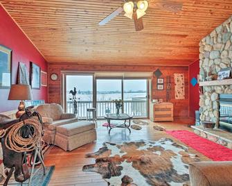 Updated Cabin on 7 Acres - Day Trip to Lake Geneva - Burlington - Living room