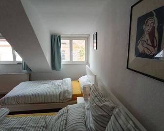 cosy old studio at Schlosspark - Wiesbaden - Slaapkamer