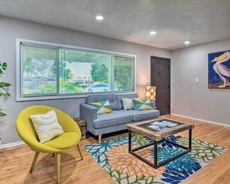 Charming Temple City Home with Fire Pit, 14 Mi to LA - Temple City - Living room