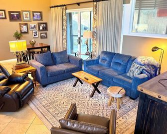Home Near Tanglefoot Trail & Downtown New Albany - New Albany - Living room