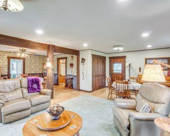 Erie Farmhouse with Fire Pit and Grill Pets Welcome! - Erie - Sala de estar