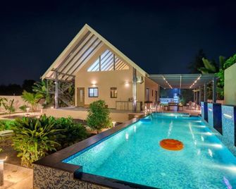 SaffronStays Eden, Nashik - pet-friendly villa with pool, jacuzzi & grape farm - Nashik - Pool