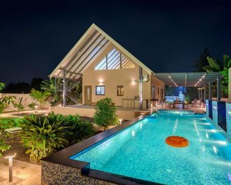 SaffronStays Eden, Nashik - pet-friendly villa with pool, jacuzzi & grape farm - Nashik - Pool