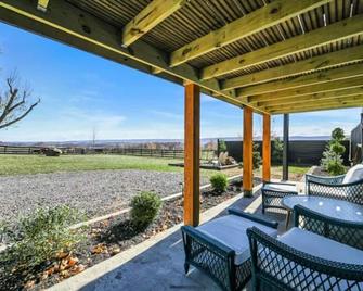 Paceful & Stylish Rural Retreat - Pine Grove - Patio