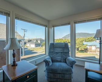 Open, spacious home, walk to the beach 1 block away, oceanviews from the deck - Manzanita - Living room