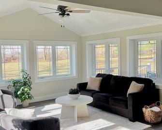 Charming 3-bedroom house with fenced in dog yard and playground and hottube - Honey Brook - Living room
