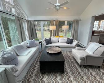 Adorable Cottage close to Beaches and Town - Madison - Living room