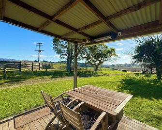 The Hilltop Farm Cabin Retreat - Whakatane - Balcony