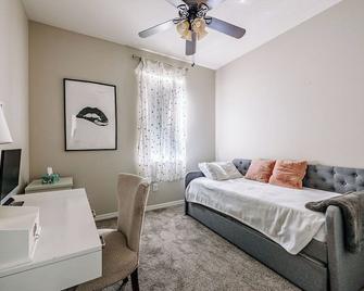 Bright two story townhome - Westchase - Living room