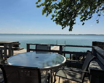 10 out of 10 for Waterfront 2-bdrm Cottage on Grand Lake w/Seasonal Fishing Pier - Celina - Balcony