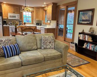 Chatham Village: Large, Newly-Renovated 1 Bedroom Apartment in Antique Home - Chatham - Living room