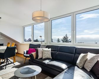 Modern holiday apartment with lake and Alpine views, Wi-Fi and balcony - ميرسبورغ - غرفة معيشة
