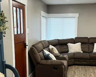 Salmon Goldbug Cottage, hot tub sleeps 8 - Salmon - Living room