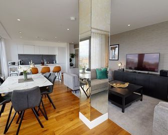 NEW 5 Luxury River View Apartment, 3 bed 3 bath, central York, with parking - York - Restaurant
