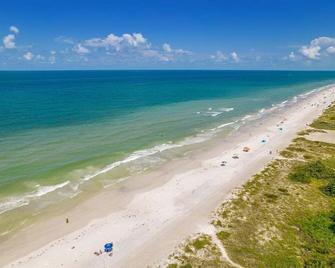 Gulf Breeze Getaway: Cozy Home in Indian Rocks Beach - Belleair Bluffs - Beach