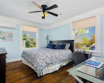 Cozy 1-bedroom,sleeps 4, Apt on Main St in Westhampton Beach with WiFi, AC, Kit - Westhampton Beach - Habitación