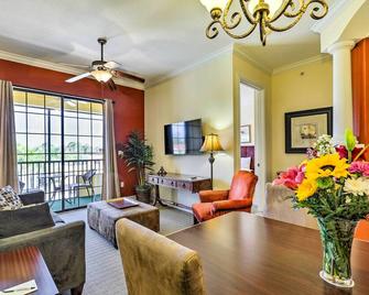 Upscale Unit in Private Golf Resort with Pool! - Tampa - Sala de estar