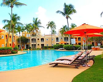 2BR/2BA Villa near the beach, golf w/ WiFi, large balcony, views to pool/garden - Humacao - Piscina