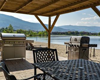 Coast Osoyoos Beach Hotel - Osoyoos - Patio