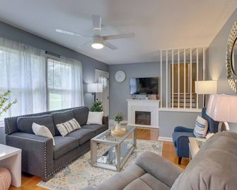 Modern Birmingham Escape w/ Yard + Fire Pit! - Birmingham - Salon