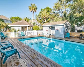 Home Away From Home! 3 Bedroom Home Completely Updated; community pool access and BHI club access - Bald Head Island - Pool