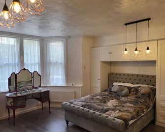 Florence Beach House, Character Holiday Cottage In Weston-Super-Mare - Weston-super-Mare - Bedroom