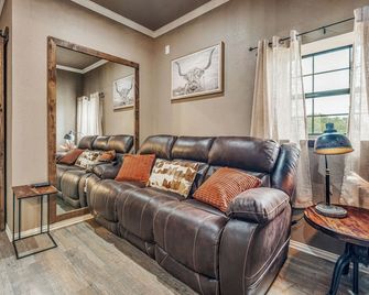 Cozy Longhorn Suite on the River - Granbury - Huiskamer