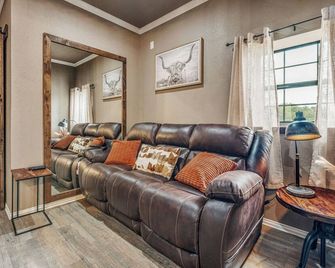 Cozy Longhorn Suite on the River - Granbury - Living room