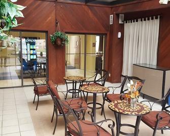 Quality Inn and Suites Near Amish Country - Rushville - Restaurante