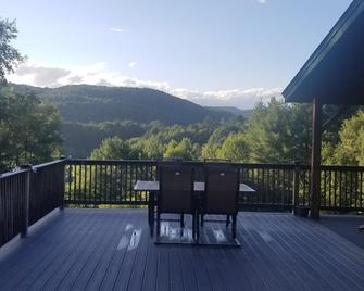 Stunning Log Home, 7 Bed/4 Bath. Mountain View! - Royalton - Balcony