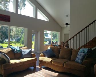 Breathtaking Lakefront property, 2+ acres. Less than a mile from the bike trail. - Floral City - Sala de estar