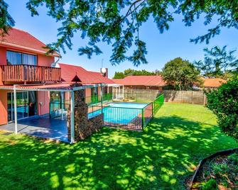 Grace Guesthouse & Tour is 10 min from OR Tambo Intern. Airport in Johannesburg - Kempton Park - Piscina