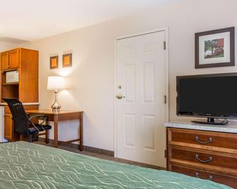 Comfort Inn & Suites - South Burlington - Bedroom