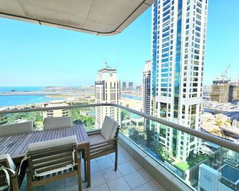 Refurbished 2bhk - Panoramic Sea & Beach View Stay-Sleeps 6 - Garhoud - Balcony