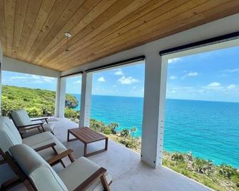 Big Pink: mid-century modern 2bedroom oceanfront home on cliffs of Gregory Town - Gregory Town - Balcony