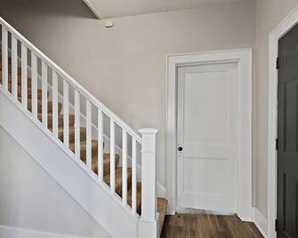 All The Comforts Of Home! - Carrollton - Сходи