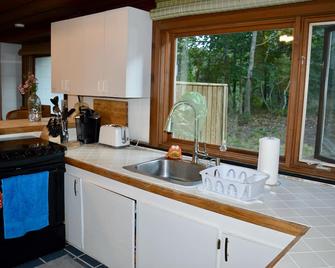 Mid Century 3 bedroom house in private wooded setting... - Truro - Kitchen