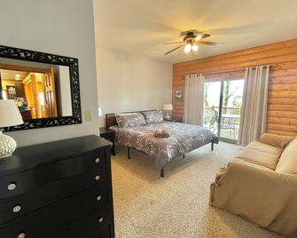 Indiana Lake Home Sunsets. 5 Beds, 3 Baths, 2 Decks, 1 Long Pier, By Chicago Il - Cedar Lake - Bedroom