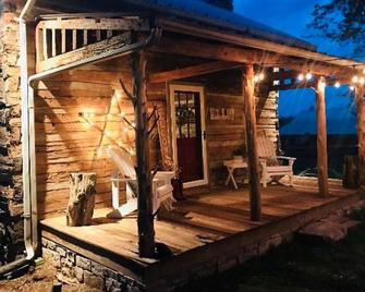 Dixie's Cabin @ Muletown Farm in Columbia, TN 9 miles from Downtown - Columbia - Building