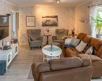 Gorgeous Home In Vaestervik With Wifi - Västervik - Living room