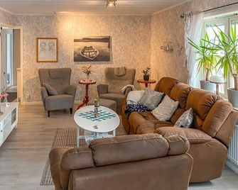 Gorgeous Home In Vaestervik With Wifi - Västervik - Living room