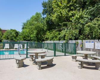 Super 8 by Wyndham Statesboro - Statesboro - Pool