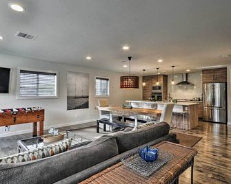 Sleek Riverfront Condo On Pier In Downtown Astoria - Astoria - Living room