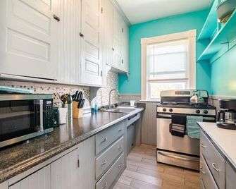 Lovely 3 bedroom apartment 3rd floor - New Bedford - Kitchen