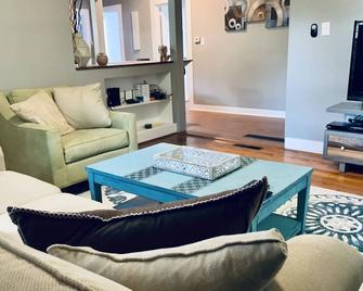 Mins to Asheville & Blk Mtn, pet friendly, quiet - Swannanoa - Living room