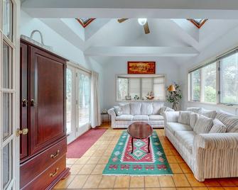 Gorgeous two-level home w\/free WiFi, washer\/dryer, full kitchen - near beaches - Edgartown - Living room