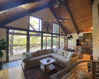 Engaging Texoma tri-story home in the trees with space for all personalities! - Pottsboro - Living room