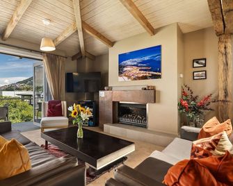 Chambers City Centre Penthouse - Queenstown - Living room