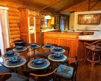 Wild Vines Log Cabin .5miles From Ky Lake, Hot Tub, Pool Table, 1500sqft Venue! - Benton - Dining room
