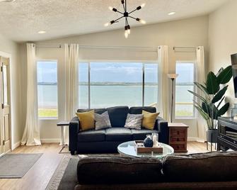 Secluded Family Oasis Next To Bayside w/ Deck - Brule - Living room